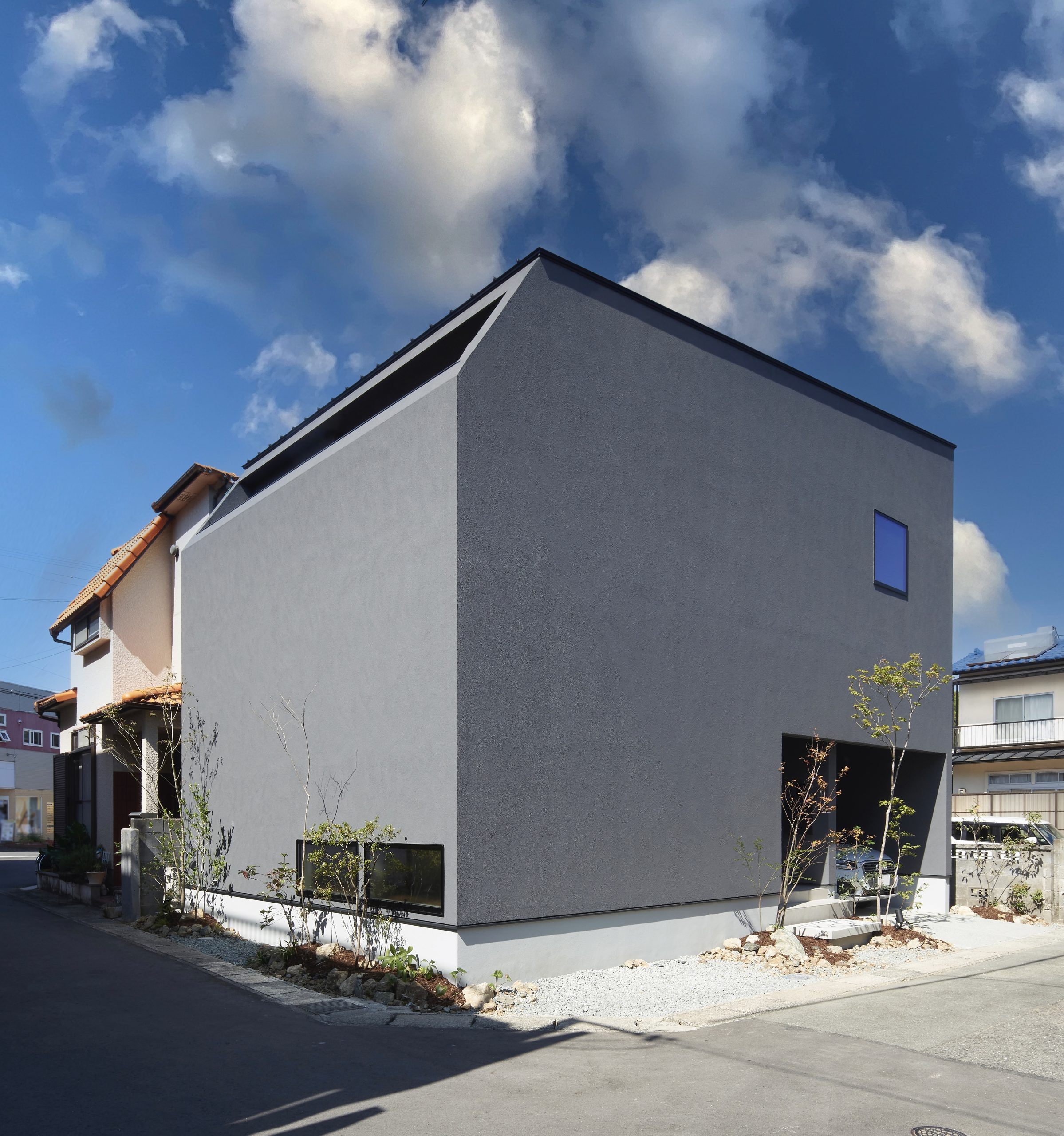 外から見えないバルコニー 開放的なldkに穏やかな光が降り注ぐ家 高槻市でおしゃれな注文住宅ならゼルコバデザイン